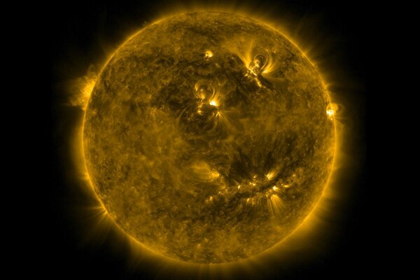 Sonne, die Protuberanzen auf schwarzem Hintergrund ausstrahlt