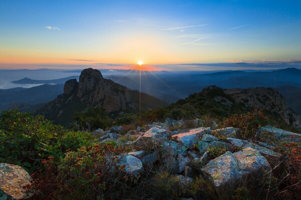 Bunter Sonnenaufgang in den Bergalpen