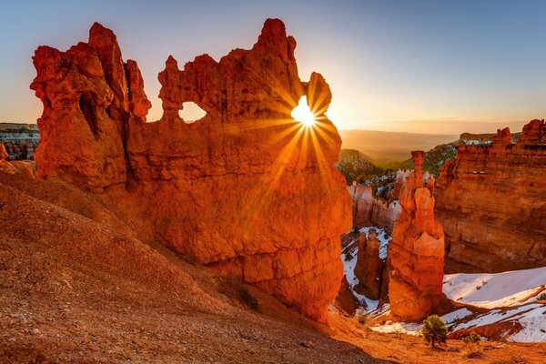 Schneebedeckte Berge in orangefarbenen Sonnenstrahlen Utah