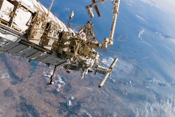 ISS survolant la surface de la terre
