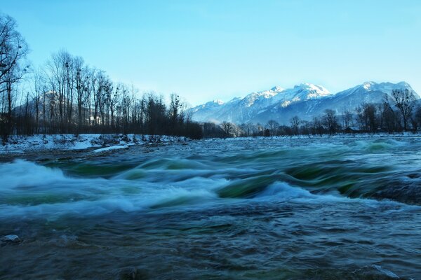 Berg- und Waldlandschaft mit Fluss