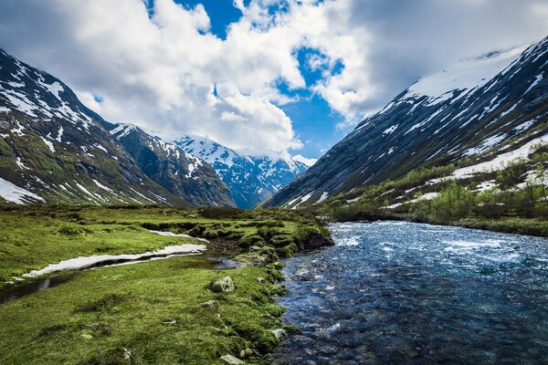 Río Noruego entre las montañas rocosas 