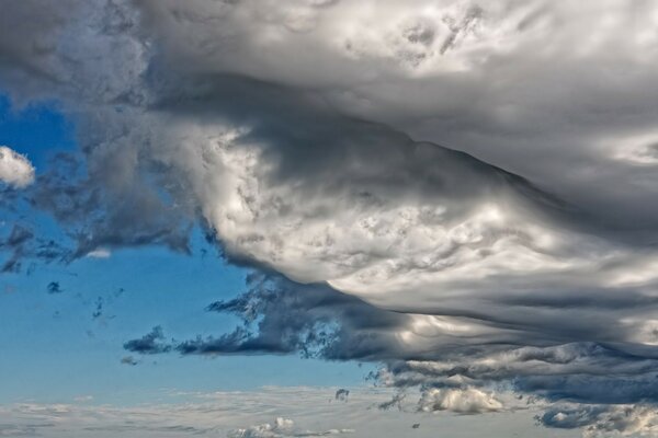 Nubes pesadas inusuales durante una tormenta