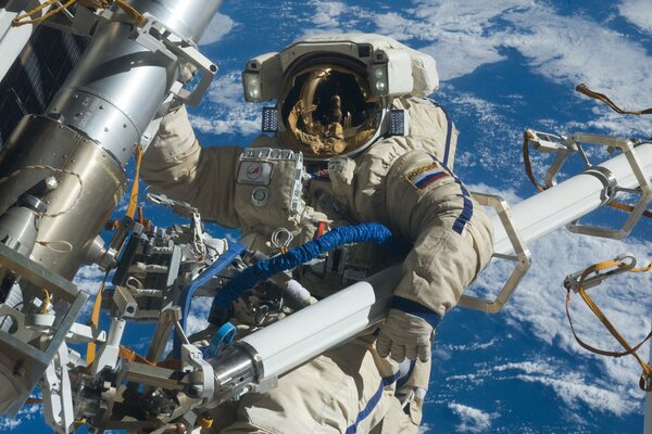 Photo d un astronaute effectuant un travail dans l espace ouvert