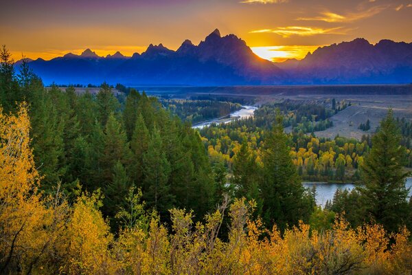 Forêt d automne aux États-Unis, le coucher de soleil se cache derrière les montagnes