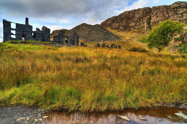 Ruinas en las montañas de gran Bretaña paisaje