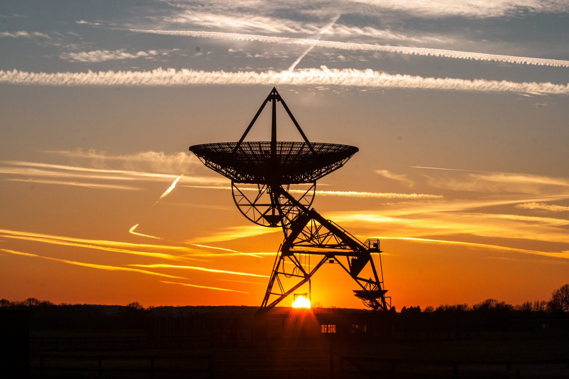 antena antena odbiór sigrał sylwetka rama niebo chmury świt zachód słońca horyzont słońce światło promienie