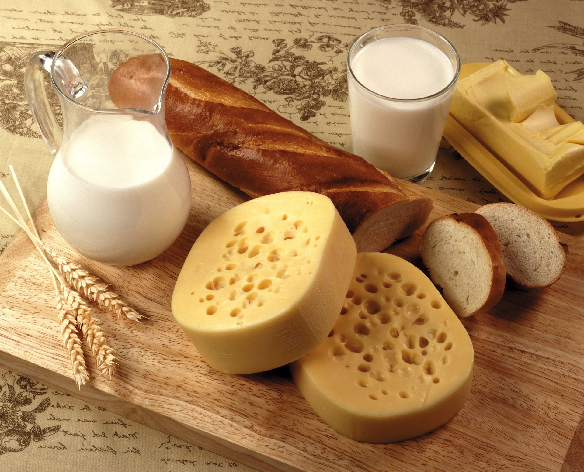 fromage planche cruche lait pain verre pain épillets