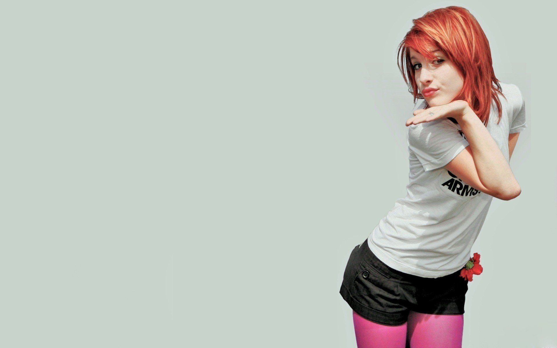 певица hayley williams рыжая шорты