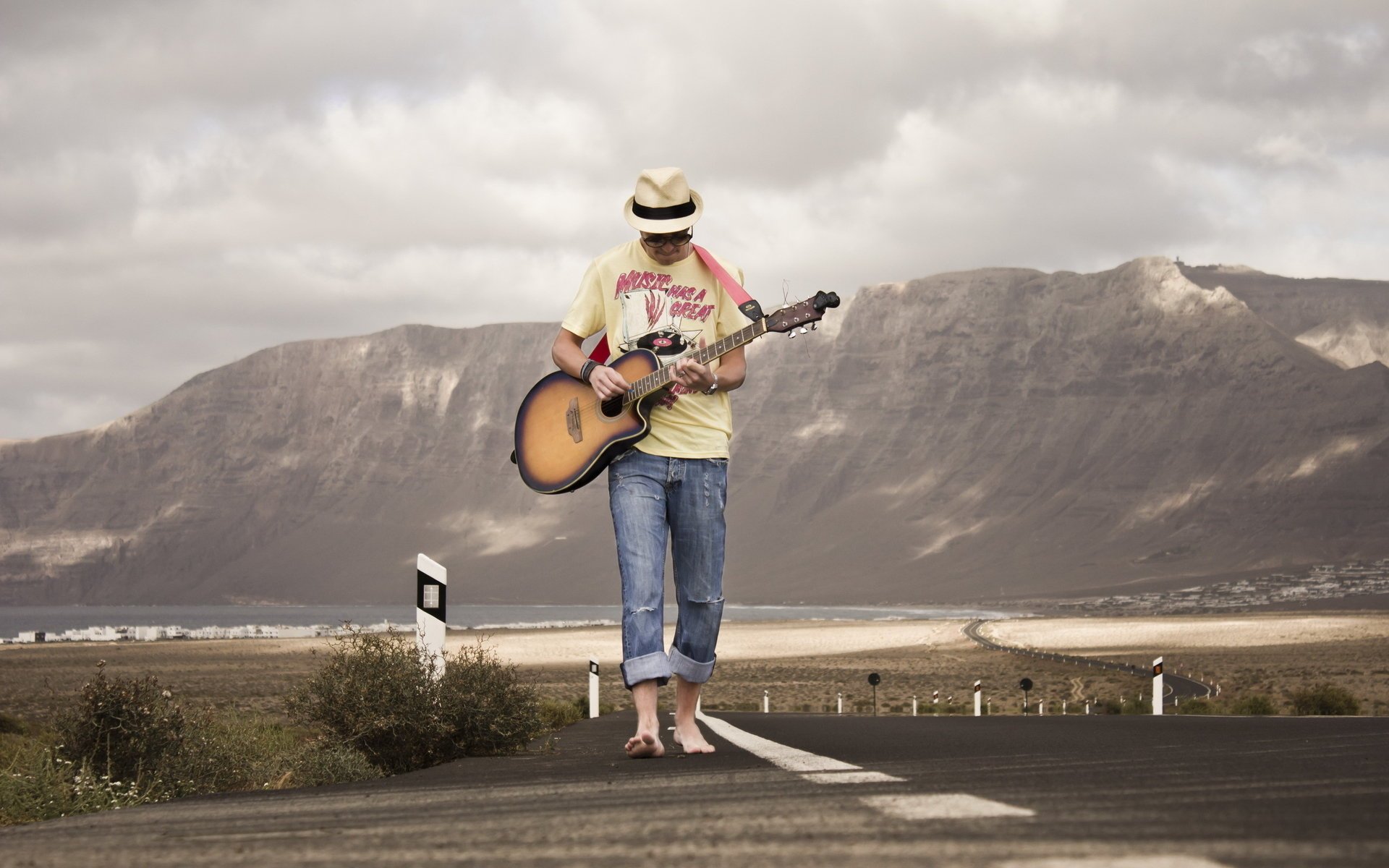 ragazzo strada musica chitarra