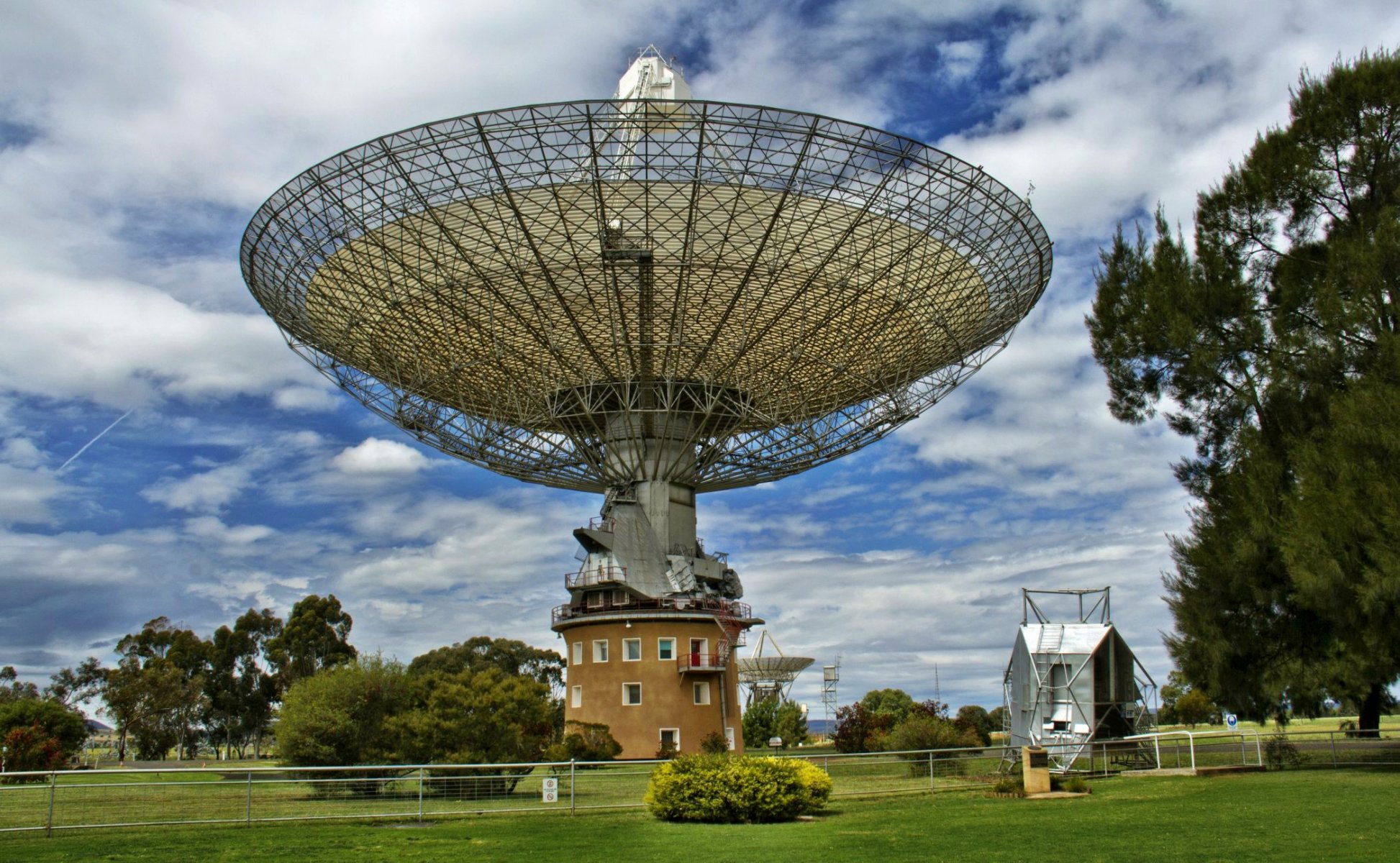 herbe plaine plat antenne radiotélescope observatoire ciel grisonne nuages