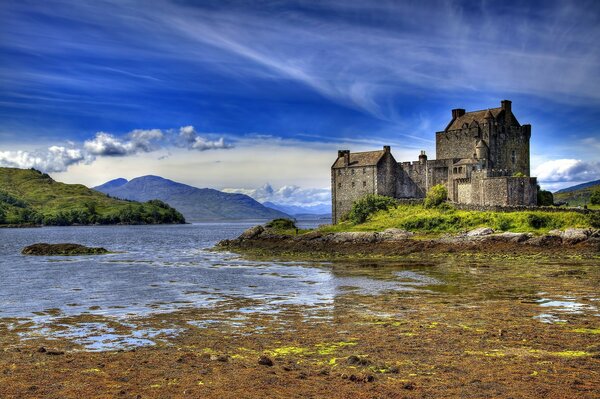 Schottland ist berühmt für seine wunderschöne Landschaft, den Fluss und die Berge