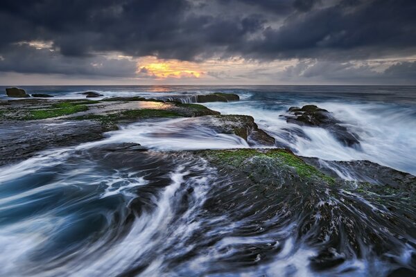 Costa de piedra del mar de Tasman en Sydney