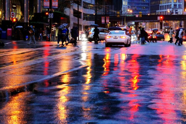 Éblouissement sur les flaques d eau de la ville de nuit