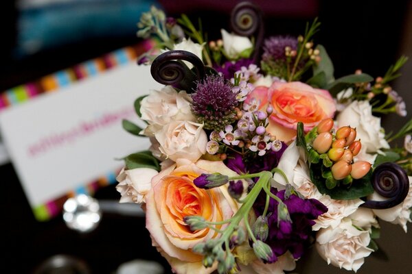 Blumenarrangement mit Rosen und anderen Cajets