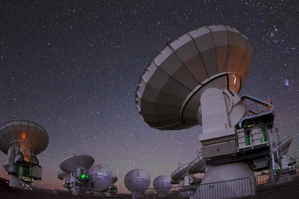 Nachts kann man mit einem Teleskop den Himmel mit dem Weltraum sehen