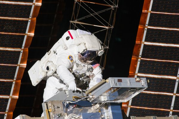 Astronaut im Raumanzug auf der Raumstation