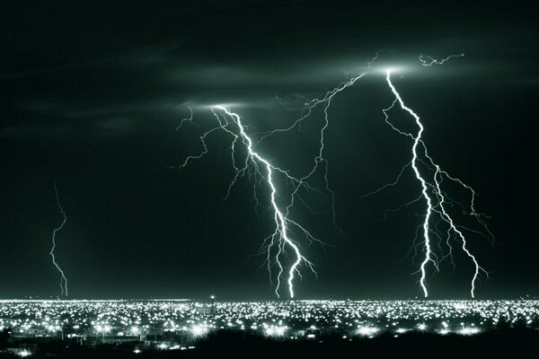 Foudre sur la ville de nuit