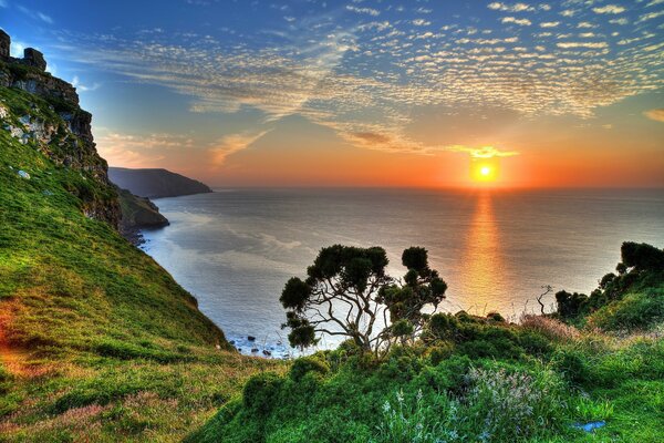 Tramonto sul mare sulla costa del Regno Unito