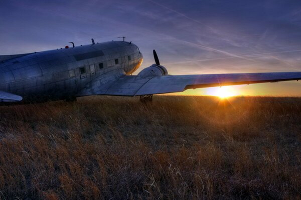 Zagubiony samolot. Zachód Słońca w polu