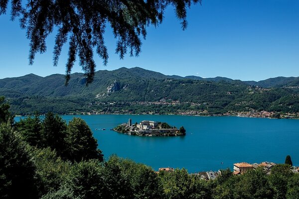 Paysage avec une île au milieu du lac et de la forêt