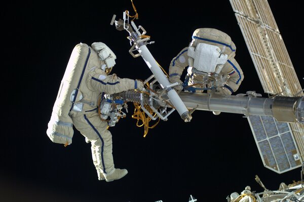 Russische Astronauten im offenen Raum