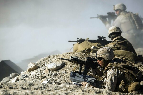 Soldaten in Schützengräben mit Waffen. Afghanistan