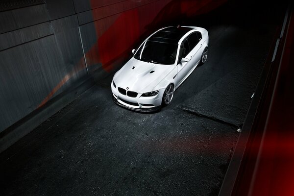 BMW M3 bianca su sfondo scuro