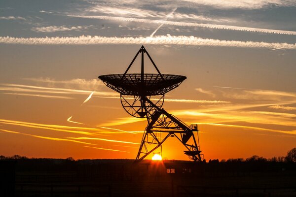 Grande piatto dall antenna per ricevere i raggi