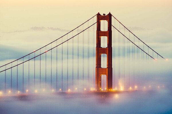 Nebel verschlang Brücke in San Francisco