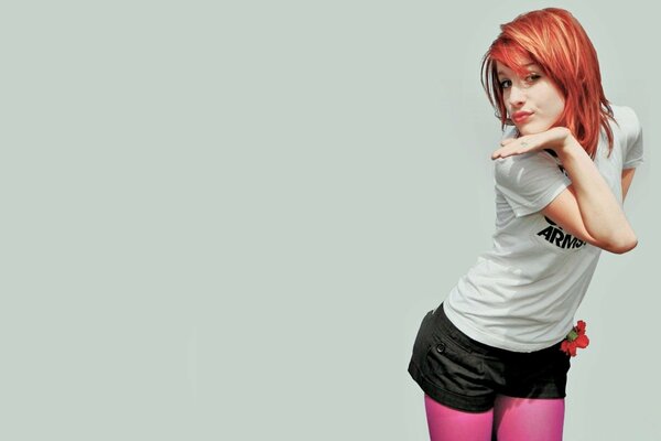 Rousse hayley williams en short et collants roses