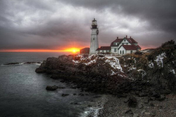 Ein Leuchtturm in den USA am Meer, bei bewölktem Wetter