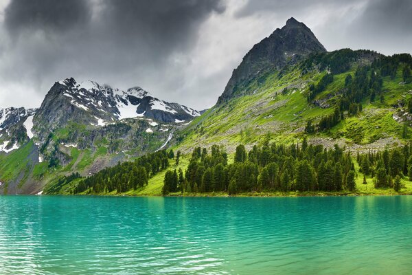 Ein Bergsee auf dem Gipfel der schneebedeckten Berge