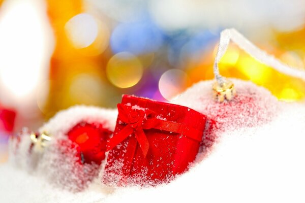 Новогодние подарки припорошенные снегом