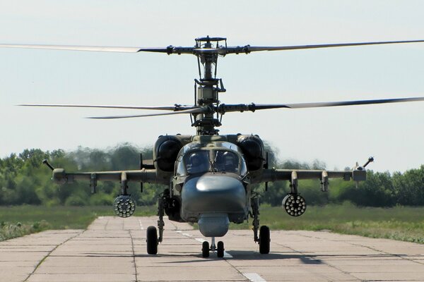 Der ka-52-Hubschrauber auf der Landebahn in Sibirien