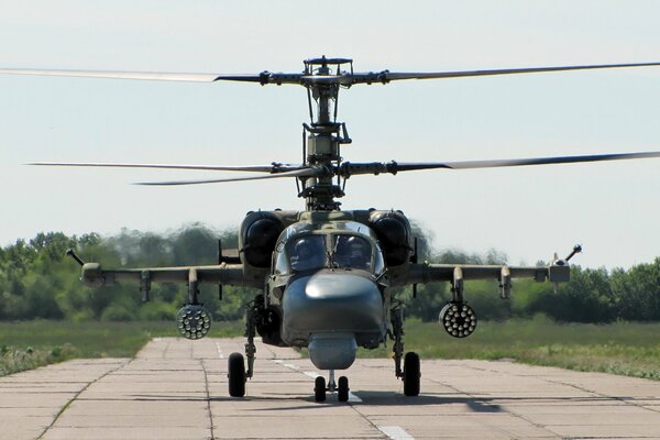 Hélicoptère Ka-52 sur la piste en Sibérie