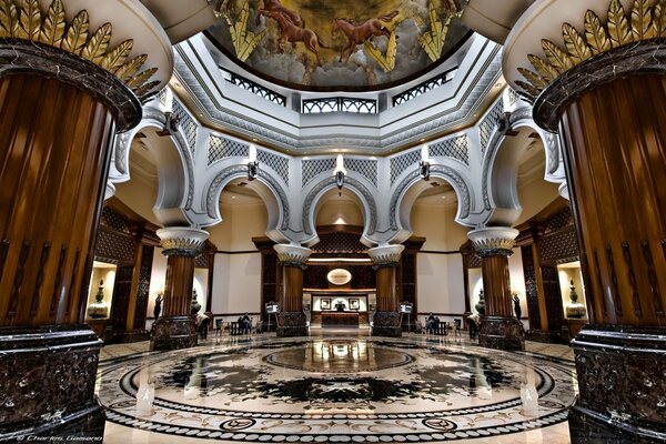 El interior dorado del elegante Hall