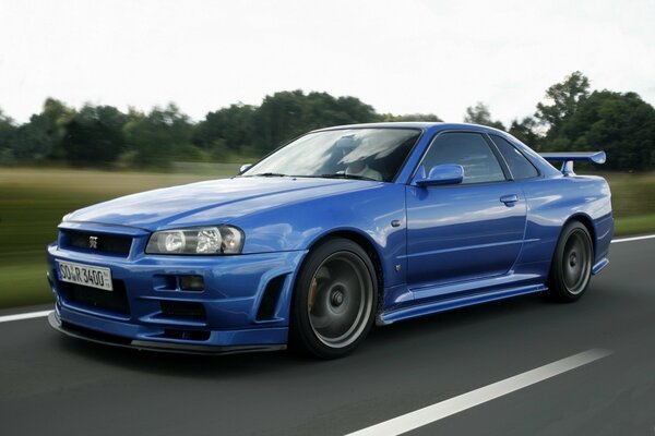 Nissan Skyline blu sulla strada