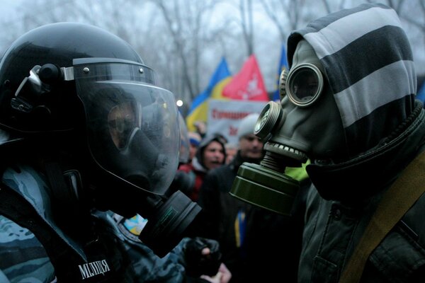 Résistance des manifestants avec la police portant des casques