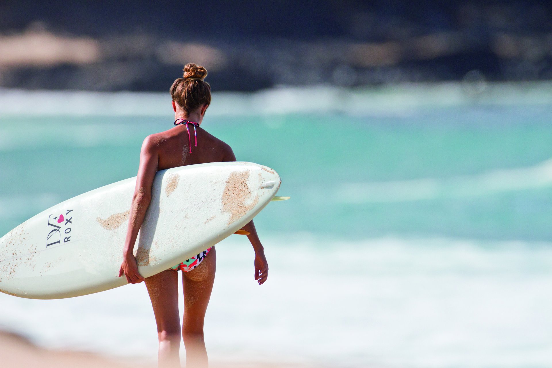 chica rubia deportes surf tabla playa océano