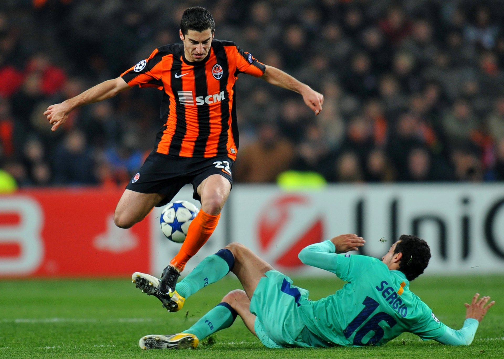 shakhtar donetsk barcelone heinrich mkhitaryan sergio busquets football jeu sport