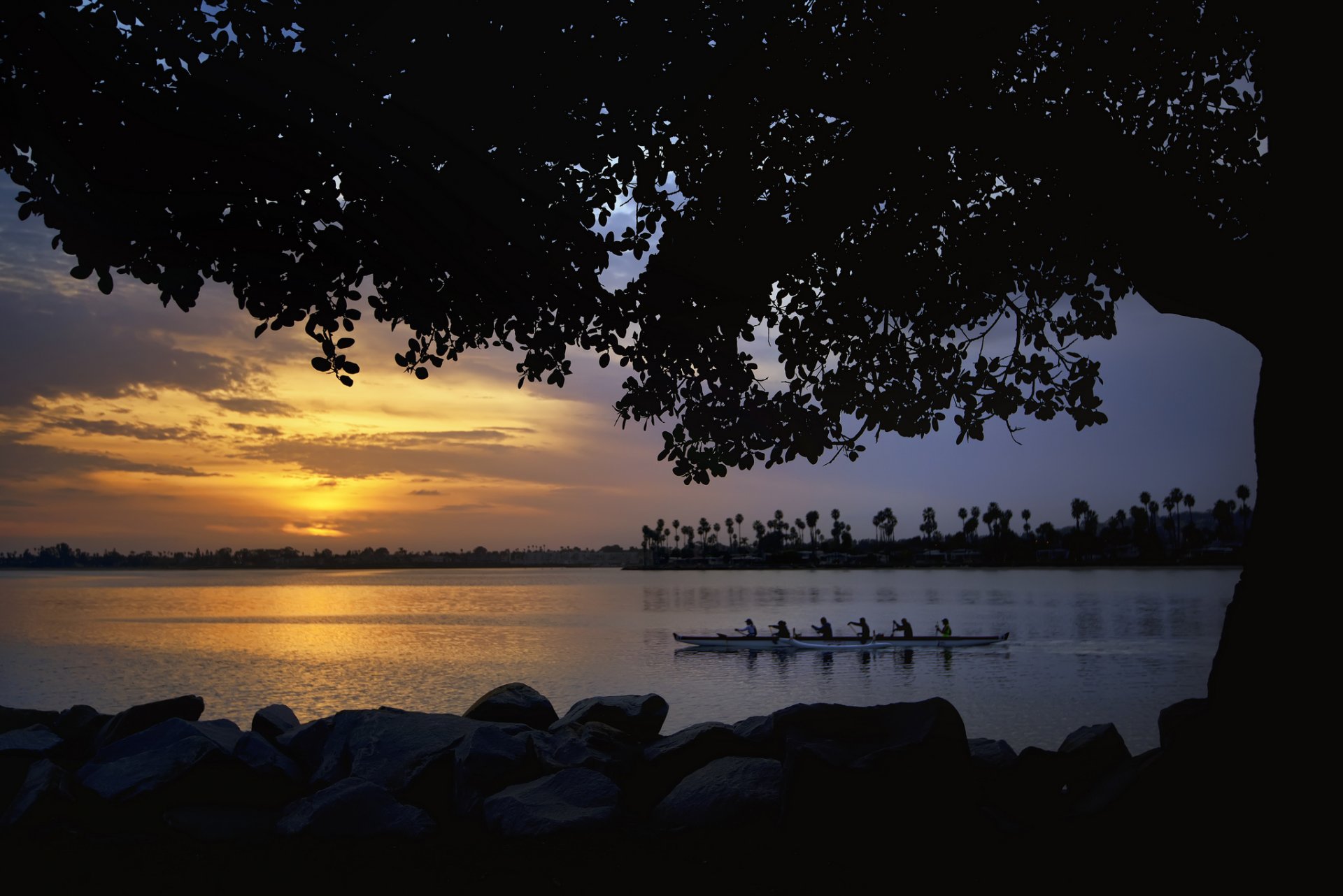 canoa barca equipaggio fiume nuoto tramonto alberi riva