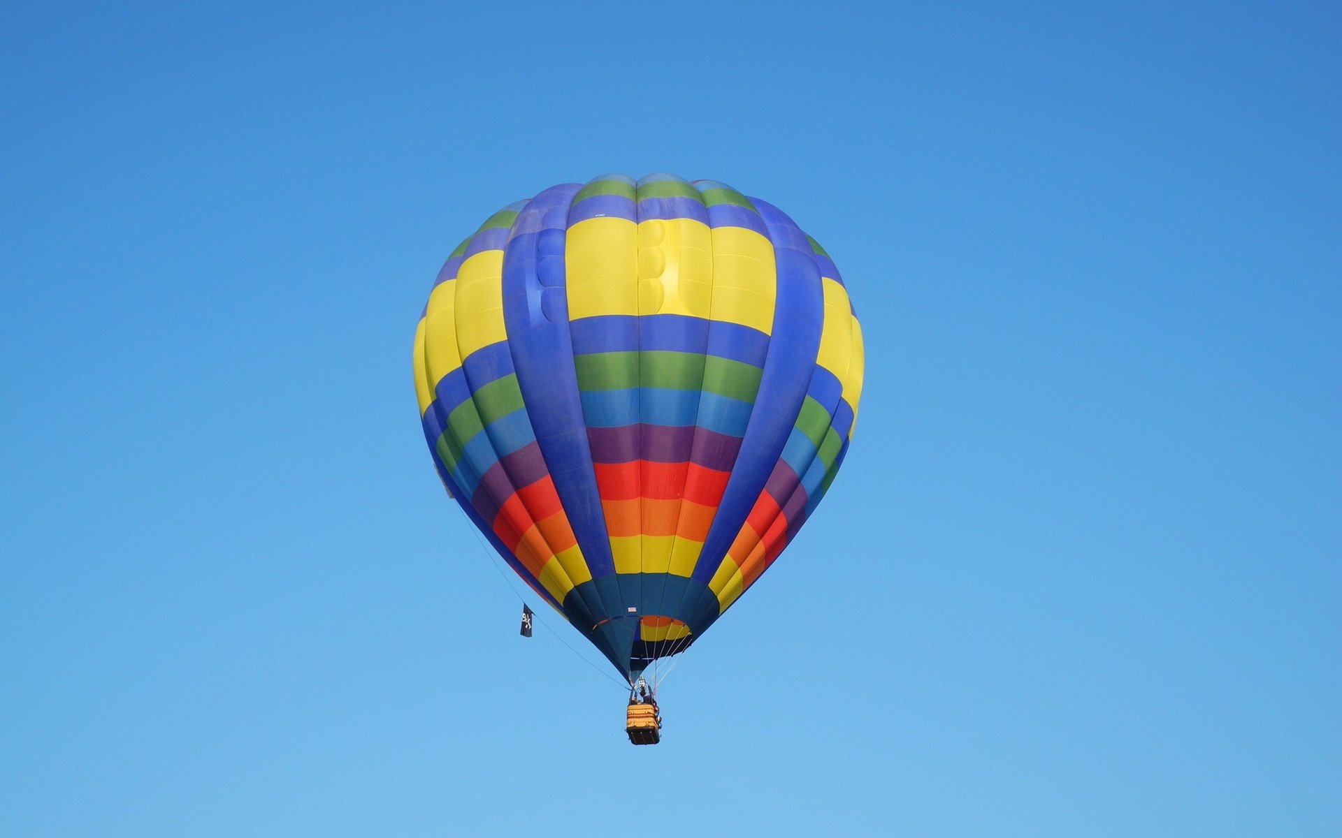 Летающий воздушный шар с корзиной