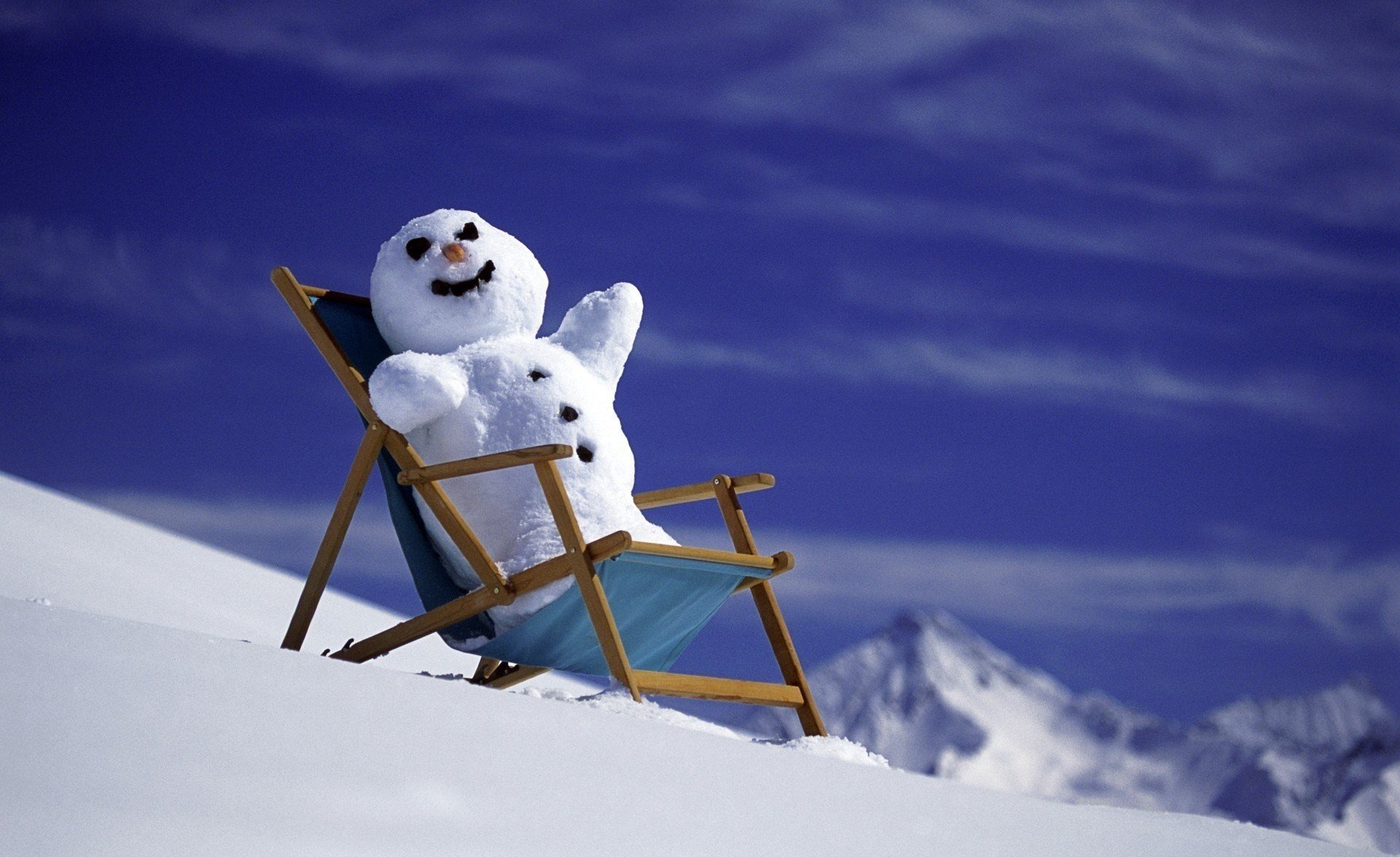 muñeco de nieve sol año nuevo montañas nieve