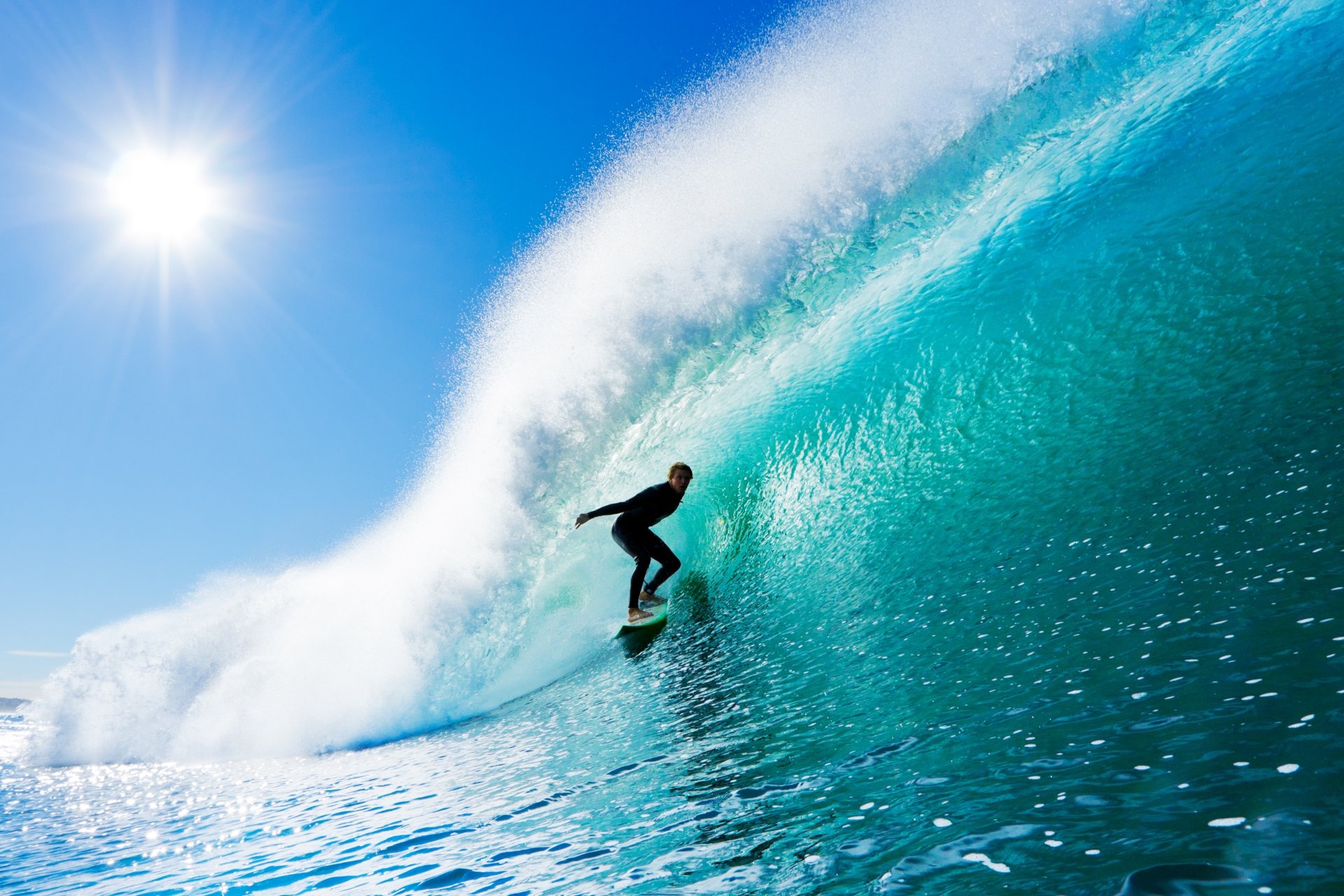 sport mężczyzna facet deska surfing morze woda fala fale rozpryski słońce promienie niebo lato tło panoramiczny pełny ekran panoramiczny tapeta