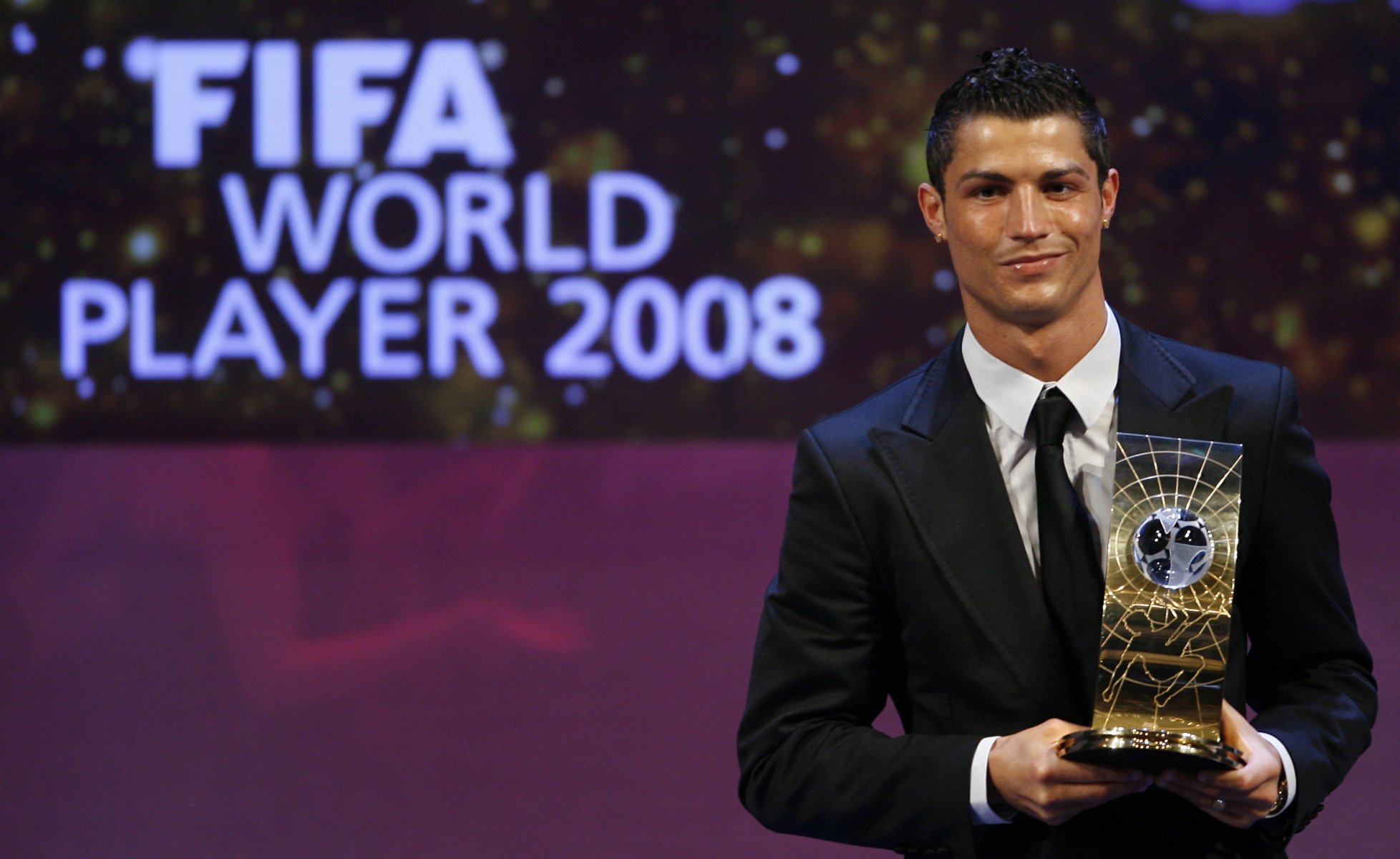 cristiano ronaldo ronaldo cristiano ronaldo ronaldo premiazione coppa del mondo giocatore 2008 fifa miglior calciatore del mondo 2008 calciatore celebrità stella calcio