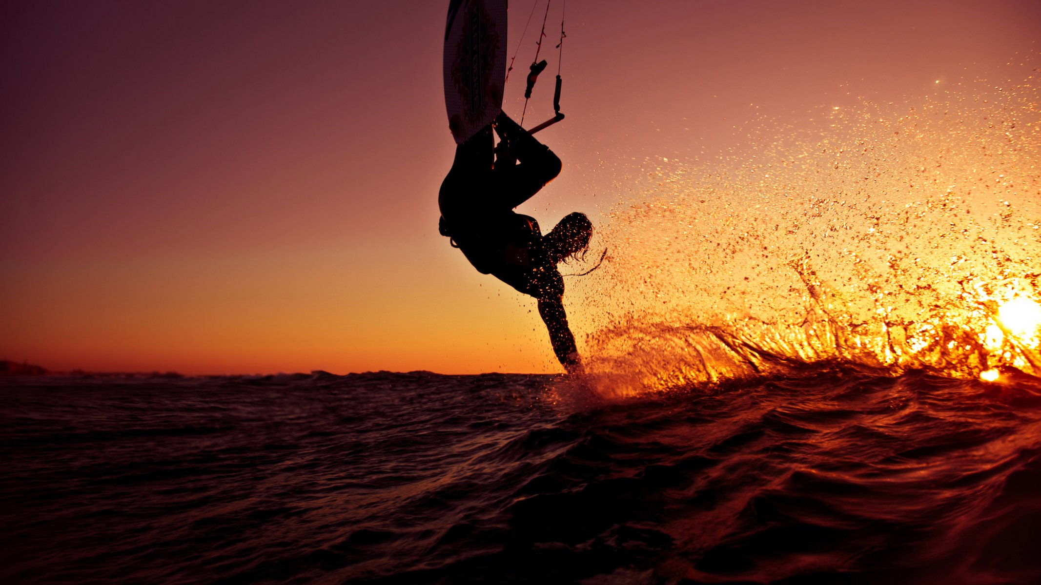 surf océano tabla ola olas salpicaduras espuma noche deportes américa estados unidos chico chicos mano gota gotas verano fondos de pantalla de verano calor sol luz cielo hermoso fondo de pantalla hd fondos de pantalla de pantalla ancha 2560x1440 fondos de pantalla de pantalla ancha fondos de pantalla