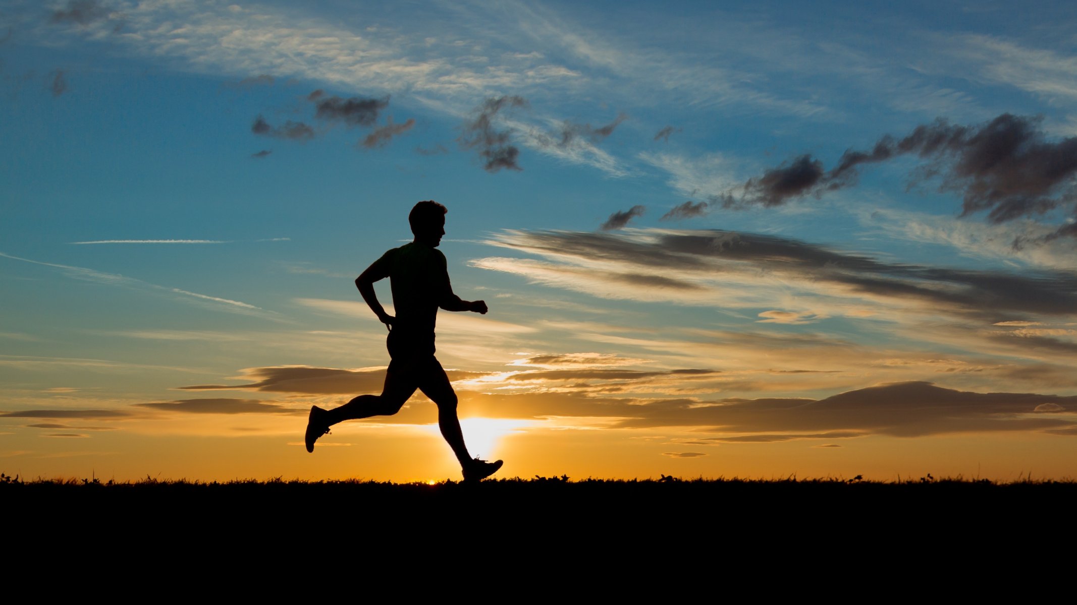 sport kerl mann laufen sonnenuntergang sonne silhouette wolken himmel hintergrund widescreen vollbild tapete