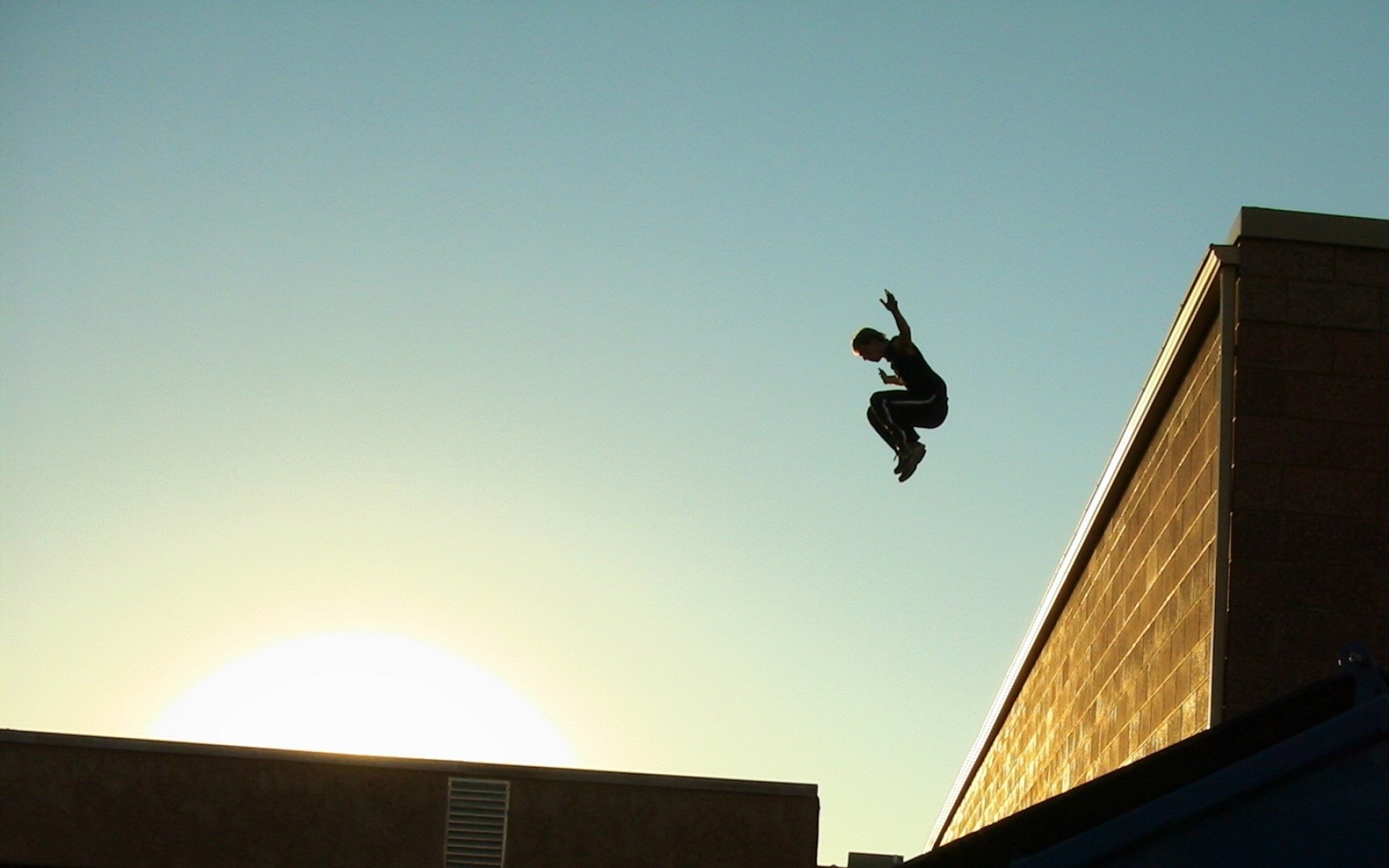 sport parkour facet dachy miasto niebo słońce