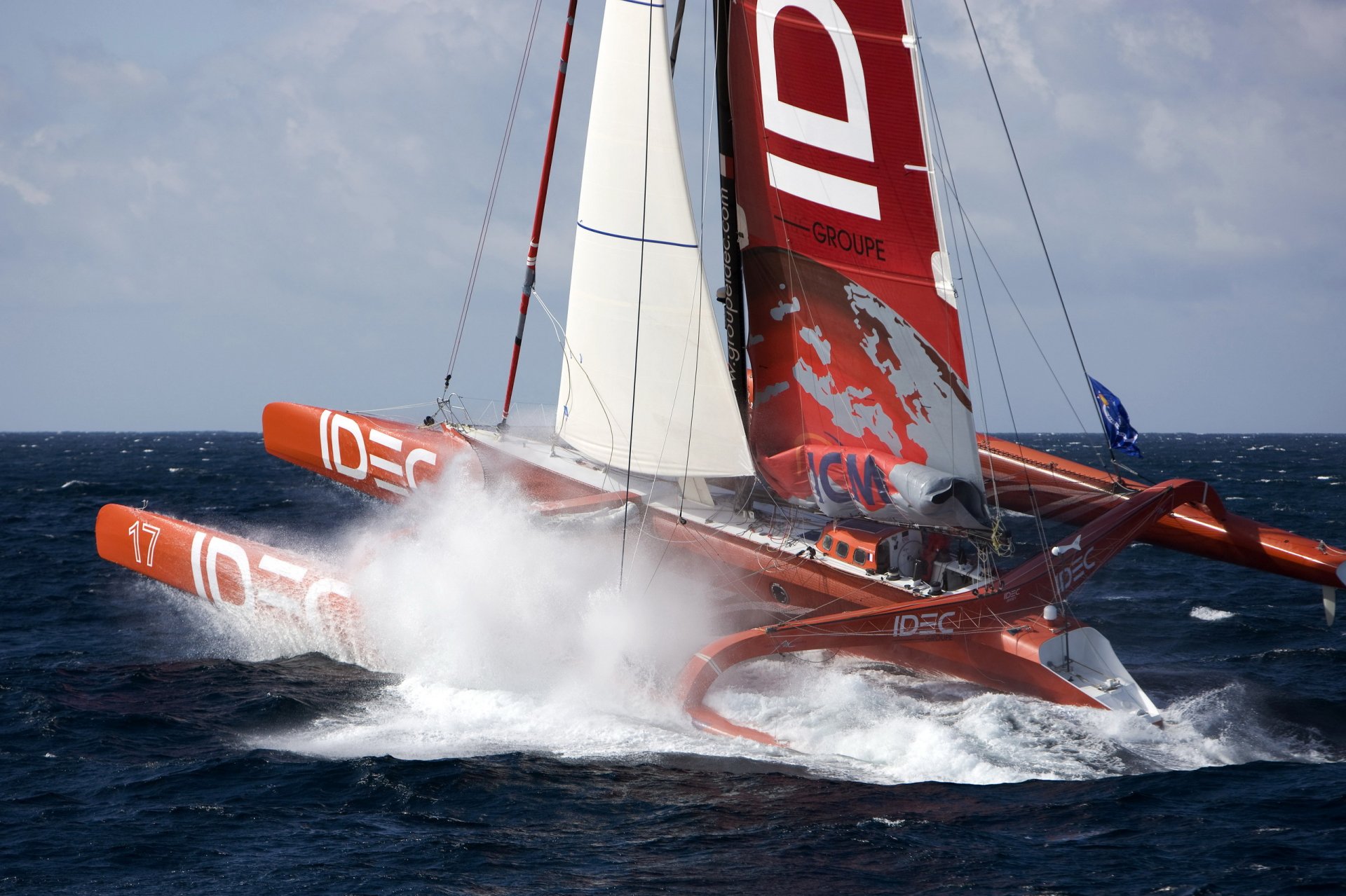 navires voile trimaran mer vagues photo